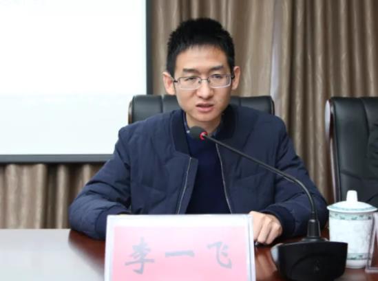 李一飛簡歷：桂林市政府秘書長李一飛，曾任桂林市委副秘書長，靈川縣委常委、組織部部長，龍勝縣委常委、宣傳部部長、副縣長